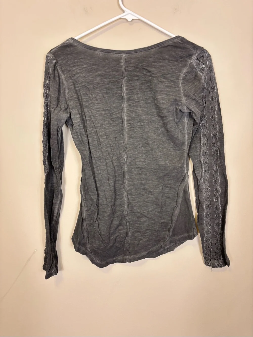 Free People Grey Long-Sleeve Scoop Neck Henley Top with Ribbon Sleeves Small